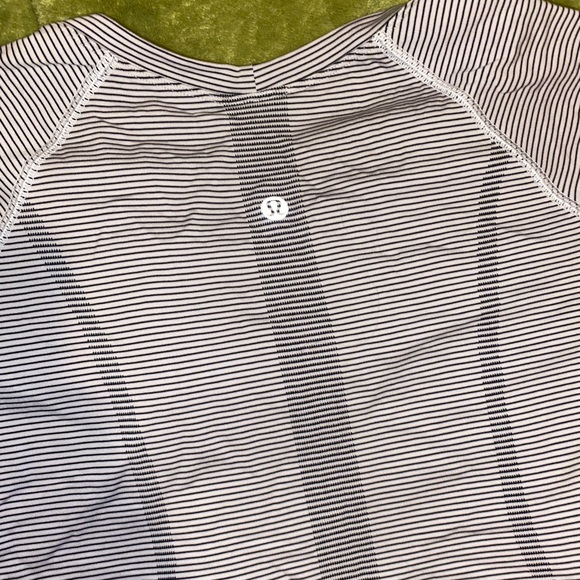 Lululemon Run Swiftly Tech Short Sleeve Shirt, size 10 - Picture 2 of 3